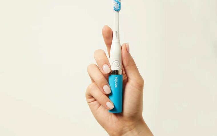 hand holding sonisk toothbrush