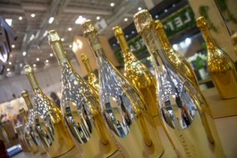 gold and silver prosecco bottles